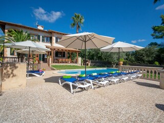 sonnenliegen und Pool