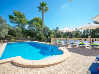 sonnenliegen und Pool