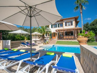 sonnenliegen und Pool