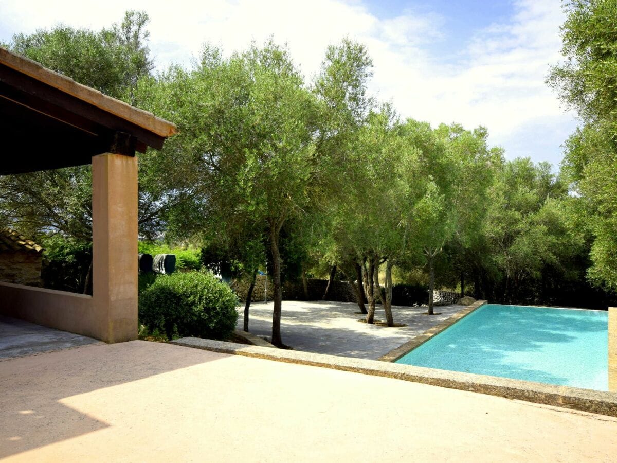 Pool bereich mit Terrasse