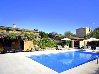 Pool mit grosser Barbecue Ecke