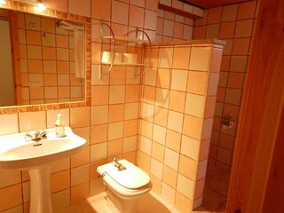 Badezimmer 1  in Suite mit Dusche, Bidet und WC