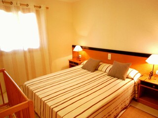 Schlafzimmer 2 mit Doppelbett und ein Kinderbett zur Verfügung