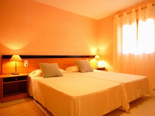Schönes und helles Schlafzimmer 3