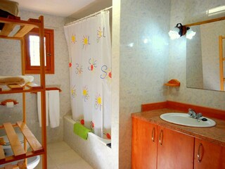 Badezimmer 2 mit Badewanne, Bidet und WC