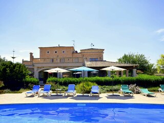 Pool bereich mit Sonnenliegen und sonnenschirm