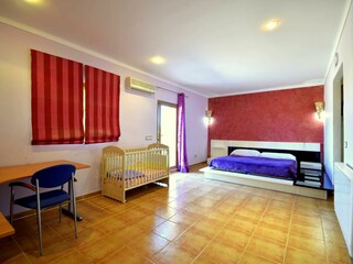 Schlafzimmer 2 En Suite mit Babybett