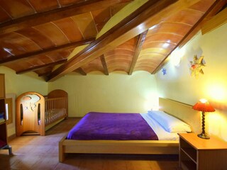Schlafzimmer 4 mit Doppelbett und 2 Einzelbetten
