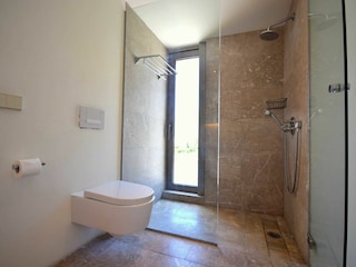 Modernes Badezimmer 2 in Suite