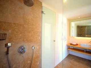 Badezimmer 2 mit Dusche und WC