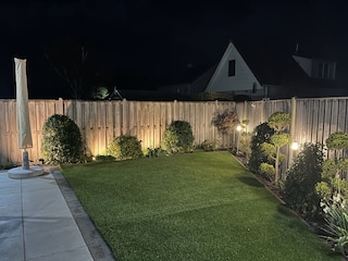 Am Abend mit Gartenbeleuchtung