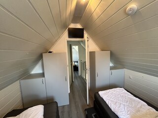 2. Doppelzimmer mit einzelnen Boxspringbetten und klein