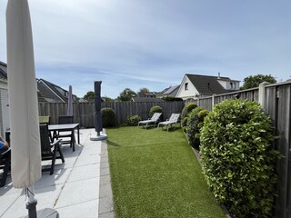 gepflegter Garten mit grosser Terrasse