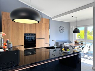 Küche mit Essbereich und Zugang Balkon