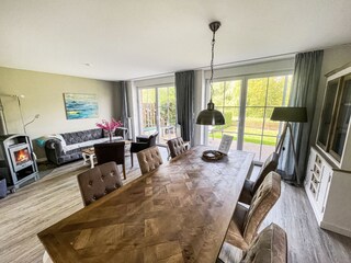 Geräumiges und lichtdurchflutetes Wohn- und Esszimmer