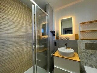 Badezimmer mit Regendusche