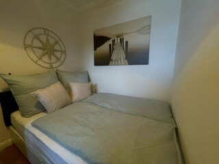 Schlafzimmer mit Bett 140 x 200 cm