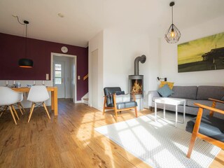 Wohnzimmer, Kaminofen und Essbereich