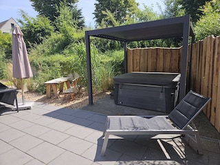 Überdachter Außenwhirlpool