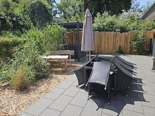 Graten mit Outdoor-Möbeln und Whirlpool