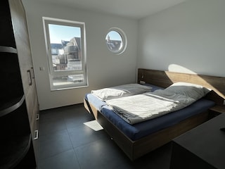 Schlafzimmer mit Doppelbett 180x200