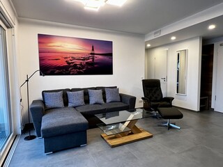 gemütliche Couchecke mit Relaxsessel