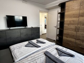 Schlafzimmer mit viel Stauraum und TV