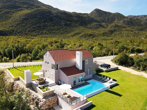 Villa in Župa mit Infinity-Pool & Biokovo-Blick