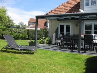 Bequeme Gartenmöbel- 2.80m Tisch + 5 Liegen+Grill