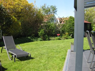 Der  gepflegte Garten  hat die Sonne bis zum  Abend