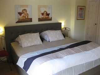 EG. DZ mit Schrank- 180x200cm Bett + Smart -TV