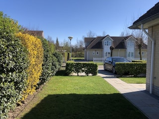 Vorgarten mit 2 PKW-Stellplätzen