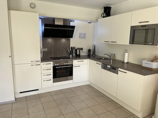 Heissluftherd, Mikrowelle, grosser Kühl-/Gefrierschrank