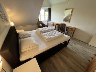 OG: SZ mit zusätzlichem Babybett 60x120 cm