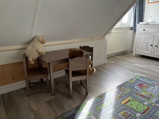 Kindermöbel und Spielekiste