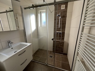 EG: ebenerdiges Duschbad 170 x 90 cm und Fenster