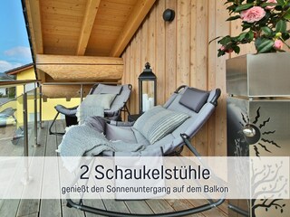 Schaukelstühle auf dem Balkon