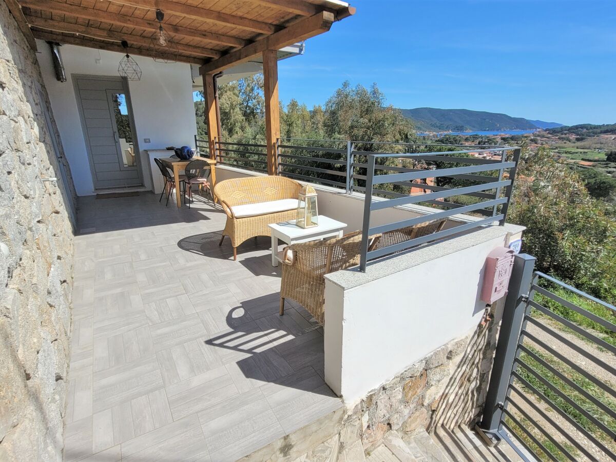 Terrasse mit Meerblick und Tischen