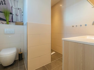 1. Badezimmer (EG)