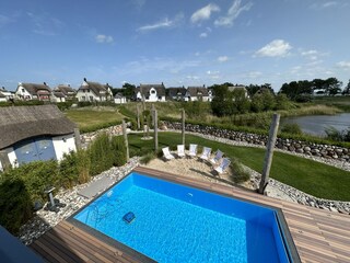 Blick vom Balkon auf Pool und Siedlung