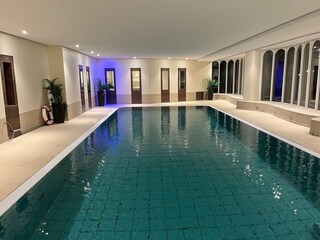 das Schwimmbecken bei Nacht