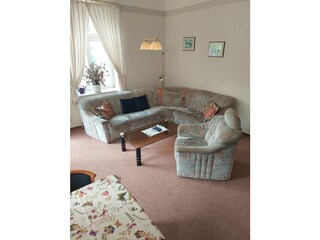 Wohnzimmer mit gemütlicher Couch