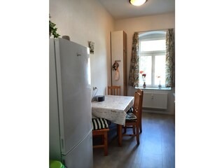 Großer Kühlschrank mit Frost, gr. Tisch für 4 Personen