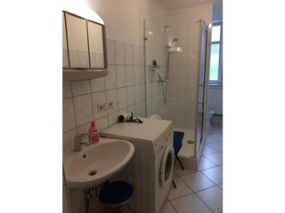das Bad hat eine gr. Dusche und Waschmaschine