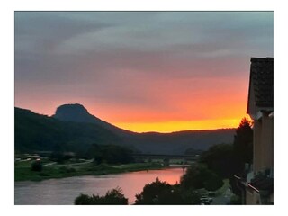 Blick vom Balkon auf den Lilienstein und Elbe