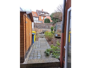Garten mit Terrasse und Sitzmöglichkeit