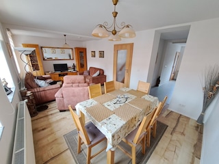 Wohnzimmer mit Essbereich 1. Etage