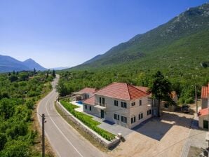 Villa mit Pool und umgeben von Bergen - Rašćane - image1