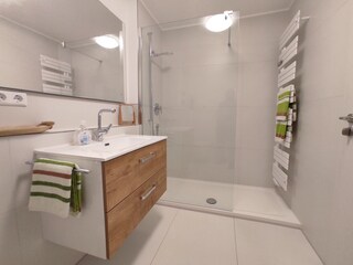 Badezimmer mit Dusche, WC, Fön