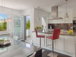 Küche mit Tresen und Zugang zum Südbalkon